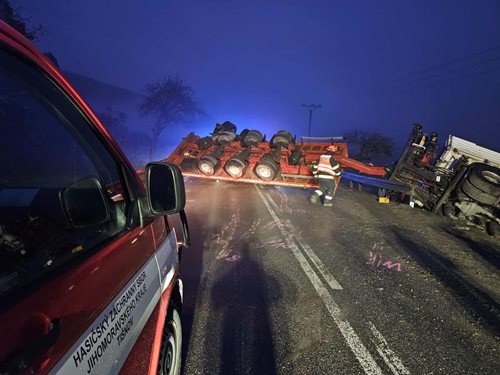 Dopravní nehoda s nákladním vozem zablokovala silnici, hasiči zasahovali na místě