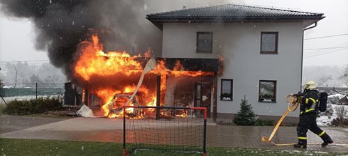 Požár přístřešku s automobilem způsobil škodu za milión a půl