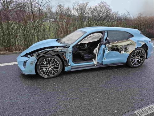 Hasiči zasahovali u kolize elektromobilu a dodávky