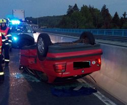 Na silnici u Sokolova se převrátilo auto na střechu