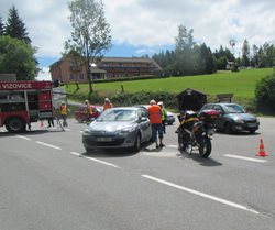 Nehoda osobního vozidla s motorkou si vyžádala zranění řidiče motocyklu a jeho spolujezdce. 