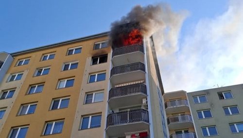 Desítky lidí evakuovány během požáru bytu