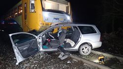 Vážně zraněný řidič po střetu osobního auta s vlakem u Vrapic ve Středočeském kraji