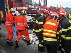 Srážka kamionů na dálnici D2 opět zaměstnala hasiče na dlouhé hodiny