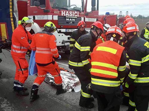 Srážka kamionů na dálnici D2 opět zaměstnala hasiče na dlouhé hodiny