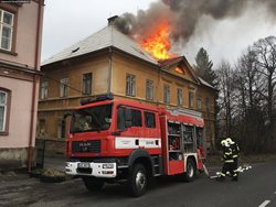 Požár střechy neobývaného domu ve Varnsdorfu
