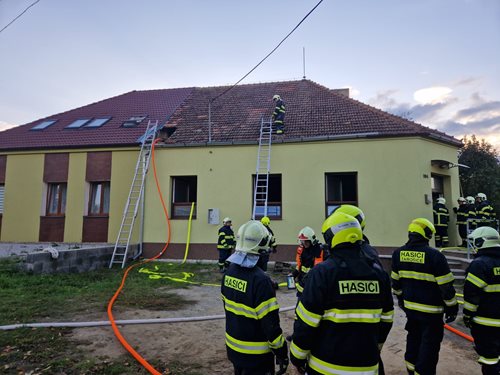 Plameny zničily část rodinného domu, škoda dosáhla milionů