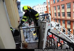 Požár na balkóně bytu činžovního domu v pražském Karlíně vznikl nedbalostí