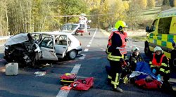 U Bečova se srazila dvě osobní auta, na místo letěl vrtulník.Hasiči vyprostili dvě zaklíněné osoby 