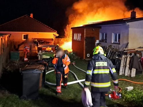Hasiči bojovali s požárem dílny a včas vynesli několik tlakových lahví
