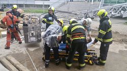 Hasiči zachránili jeřábníka, kterému se udělalo v kabině jeřábu nevolno