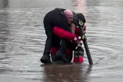 Povodeň v New Jersey: Policista nese na ramenou muže uvízlého v autě