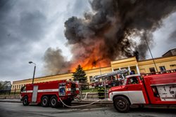 Vyšetřování rozsáhlého květnového požáru skladovací haly v Polici nad Metují skončilo, příčina nebyla prokazatelně zjištěna