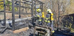 Oheň v Sadově zasáhl zahradní chatku, zranil jednu osobu a šířil se dál
