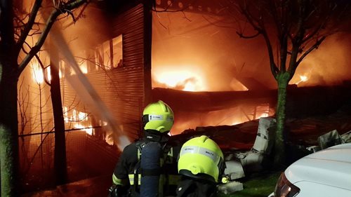 Rozsáhlý požár autoservisu způsobil stamilionové škody