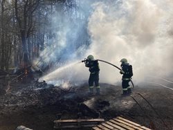 Požár lesa v Březnici byl překvalifikován na požár kůlny s traktorem a dalším vybavením