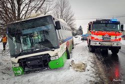 Hasiči pomáhali v Krásné s vytažením autobusu z příkopu