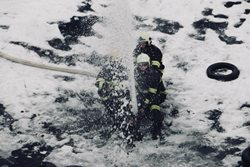 Požár skládky v Lipníku nad Bečvou. I přes ohlášení ukončení požáru dnes v noci zasahovaly jednotky hasičů u několika hořících ohnisek . 