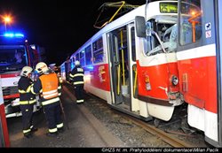 Po srážce dvou tramvají v Praze 6 museli hasiči vyprostit řidiče