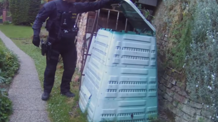Schovala se do kompostéru. Policisté ji ale našli během několika minut