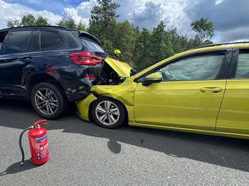 Srážka na dálnici ochromila provoz. Zraněná osoba skončila v péči záchranářů
