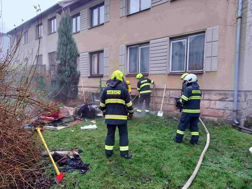 Požár ve sklepě bytového domu. Nedbalost způsobila statisícové škody