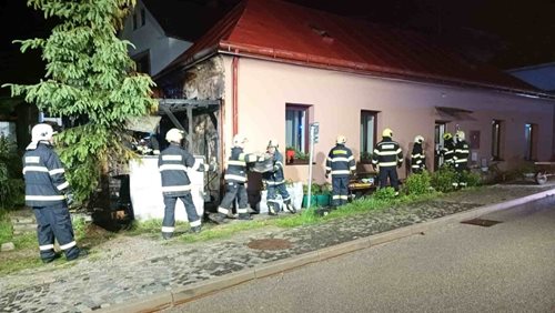 Plameny se z pergoly rozšířily až do domu. Rodina musela v noci opustit svůj domov