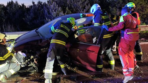 Vážná nehoda tří aut uzavřela sjezd z dálnice D11. Hasiči vyprošťovali zraněnou osobu