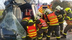 Hasiči vyprošťovali v Klimkovicích auto ve stromě i jeho zraněného řidiče