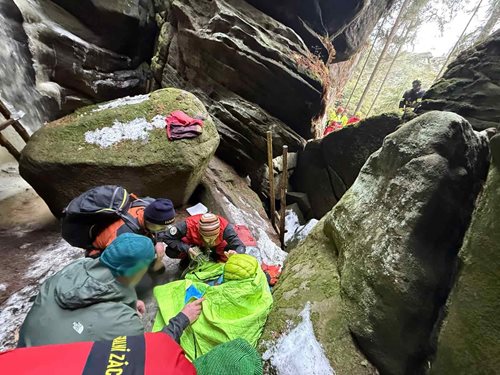 Zásah v nepřístupném terénu: Podchlazená žena zachráněna z rokle vrtulníkem