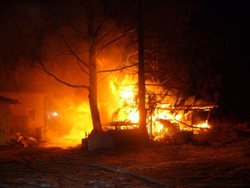 Požár garáže s dílnou na Bruntálsku, hasiči zachránili přilehlý rodinný domek