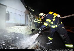 Při požáru auta v Praze 5 došlo k poškození obytného domu