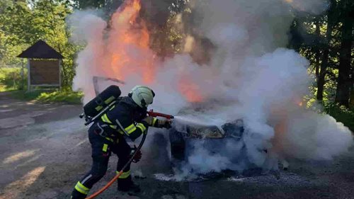 Auto zachvátily plameny. Hasiči zasahovali vysokotlakým hašením