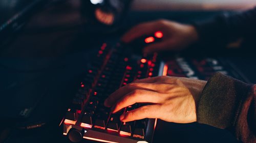 Myslely si, že si píší s dívkou. Za profilem „Kikina“ byl 37letý muž