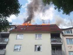 V Brně hořela střecha bytového domu