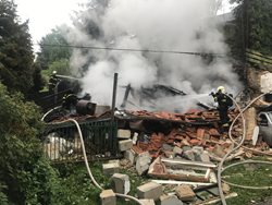 Při explozi po úniku plynu z propanbutanové lahve došlo k totální destrukci domu s následným požárem.