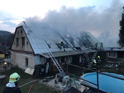  Požár střechy rodinného domu v Domašově VIDEO