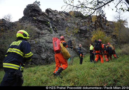 Hasiči zachránili muže, který uvízl na skále v Praze 6