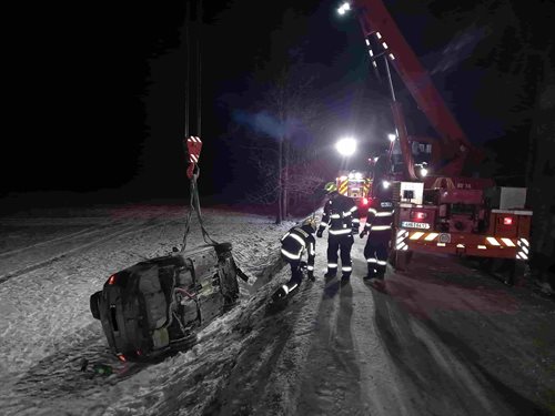 Osádka osobního auta vyvázla bez zranění po nárazu do mostku