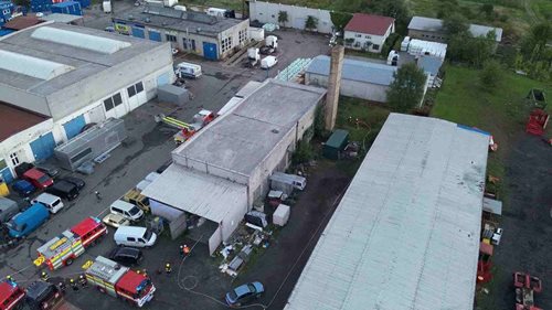 Požár zasáhl lakovnu a vzduchotechniku. Dva lidé se nadýchali zplodin hoření