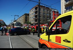 Nehodu tramvaje a osobního auta před polednem v Praze 10 likvidovaly dvě jednotky hasičů