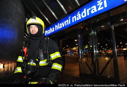 Při požáru vzduchotechniky restaurace v hale pražského Hlavního nádraží bylo evakuováno několik stovek osob