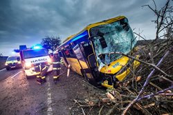 U Černčic havaroval autobus s cestujícími, pět lidí se zranilo 