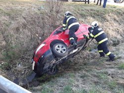 Ranní nehoda v Táboře nakonec bez vyproštění, auto ale skončilo v příkopu