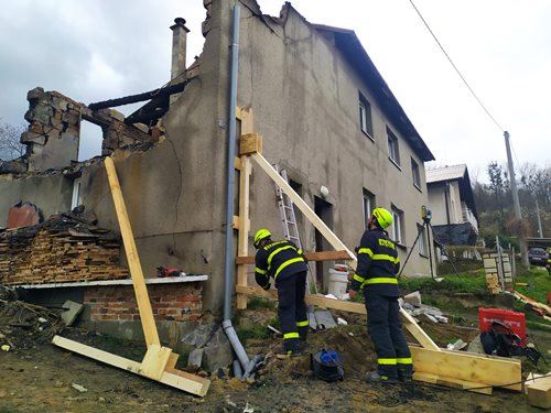 Požár s výbuchem zničil rodinný dům v Loučce na Vsetínsku