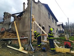 Požár s výbuchem zničil rodinný dům v Loučce na Vsetínsku