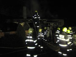 Pět jednotek hasičů likvidovalo požár hospodářské budovy v Rudicích