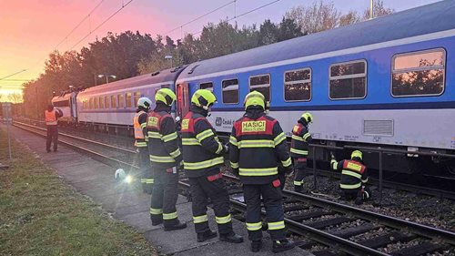Z vlaku muselo vystoupit 15 cestujících. Hasiči vyhlásili druhý stupeň poplachu