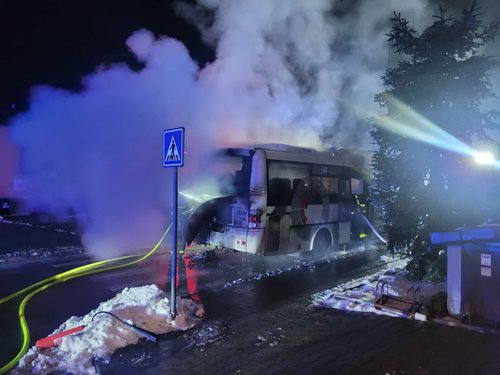 Požár autobusu ohrozil pět osob, plameny zasáhly kabinu i motorovou část