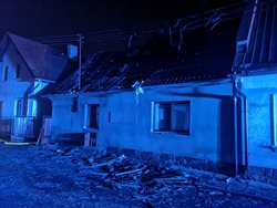 Požár zničil střechu rodinného domu